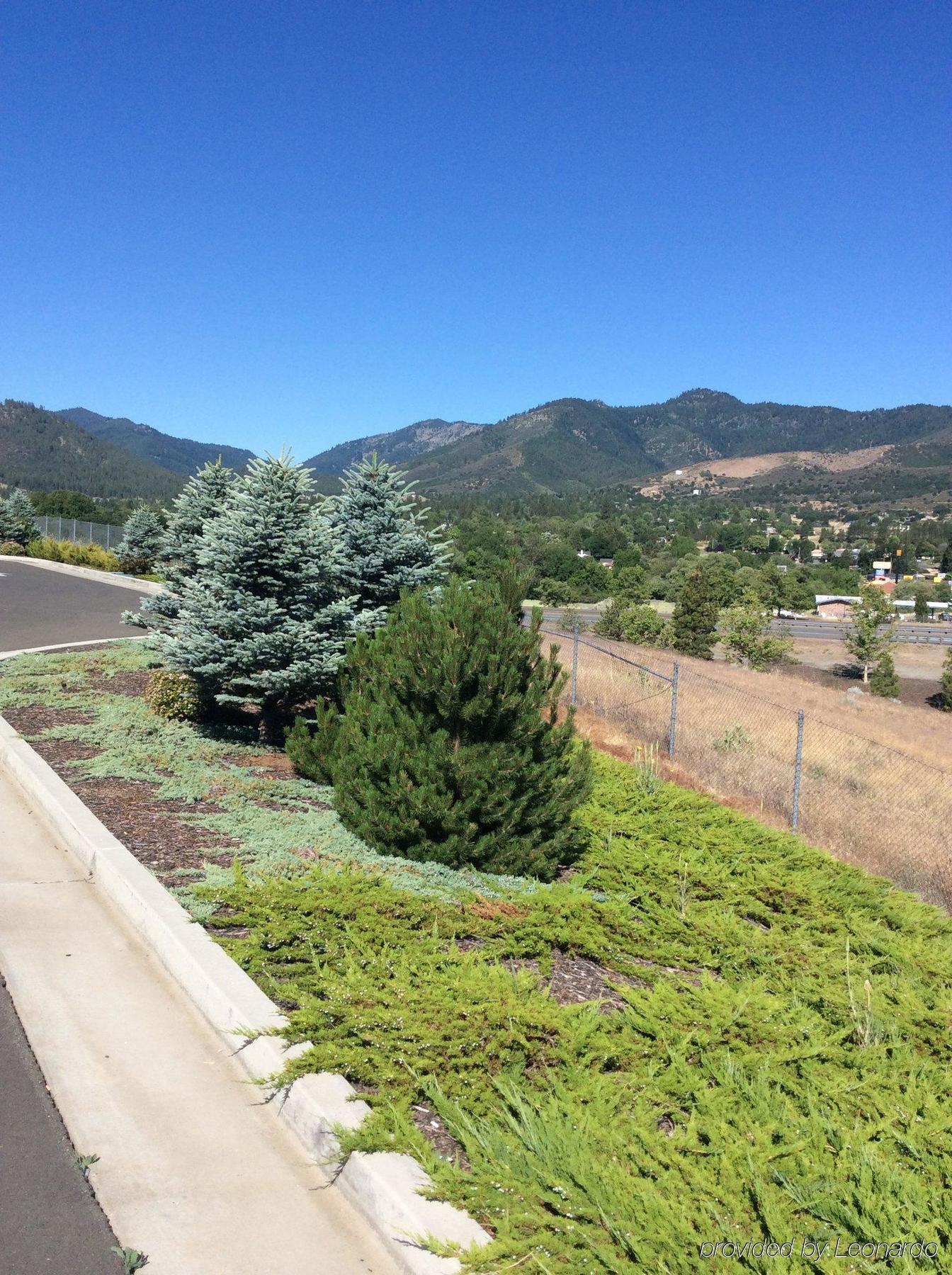 Holiday Inn Express Yreka-Shasta Area By Ihg Exterior photo